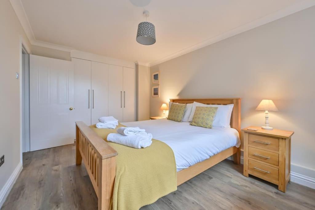 Spacious Sandbanks Apartment Near Beach And Bars With Free Parking Poole Bagian luar foto