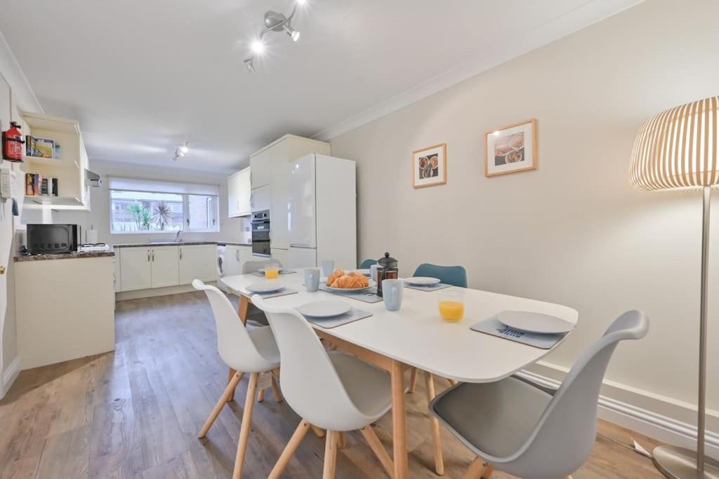 Spacious Sandbanks Apartment Near Beach And Bars With Free Parking Poole Bagian luar foto