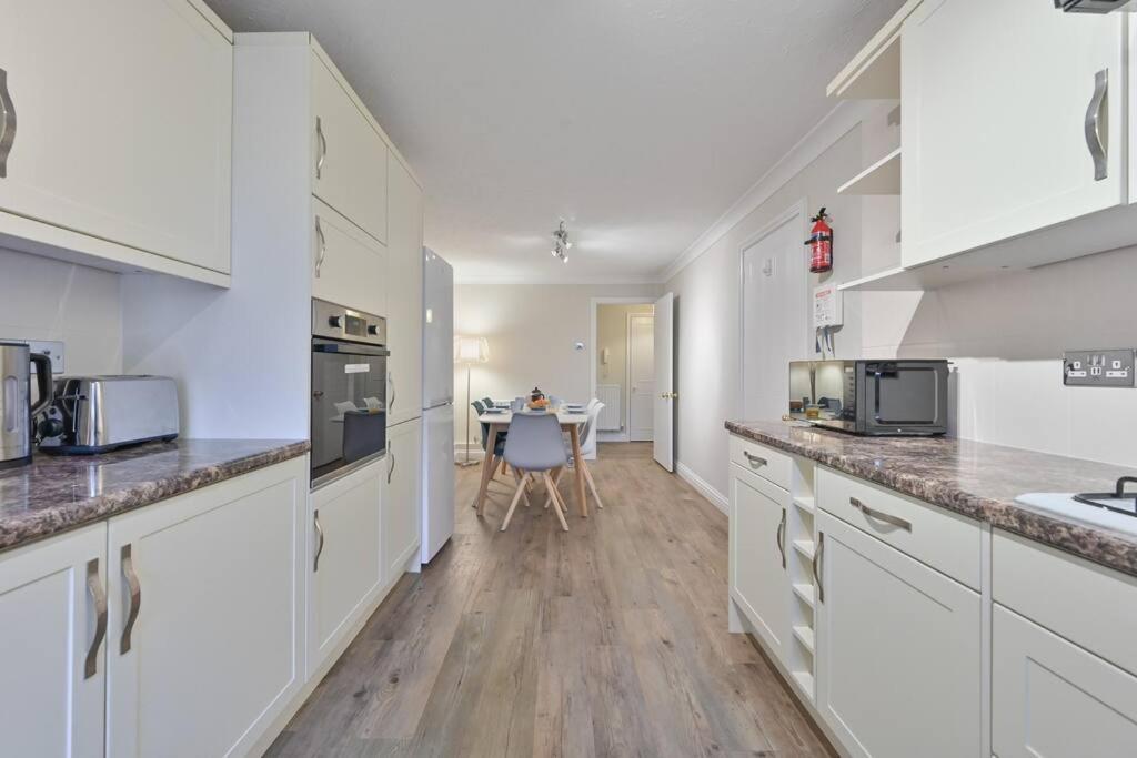 Spacious Sandbanks Apartment Near Beach And Bars With Free Parking Poole Bagian luar foto