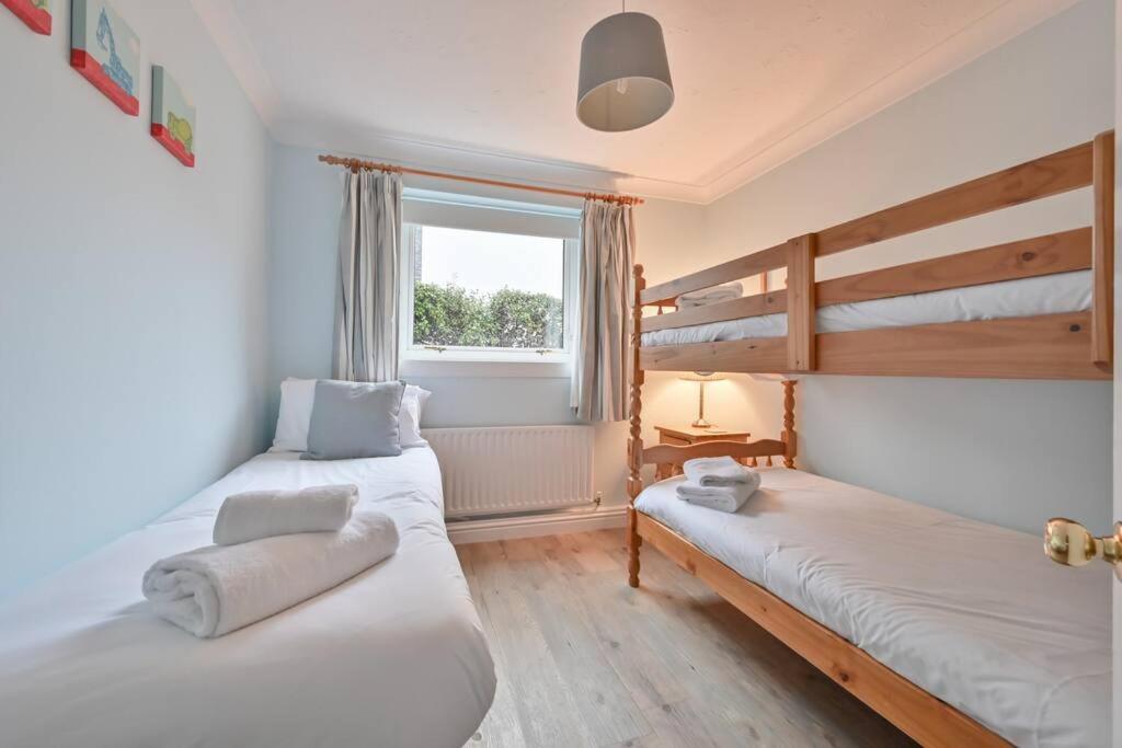Spacious Sandbanks Apartment Near Beach And Bars With Free Parking Poole Bagian luar foto