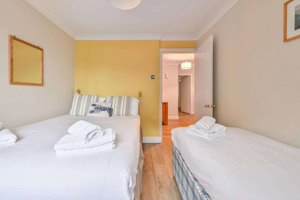 Spacious Sandbanks Apartment Near Beach And Bars With Free Parking Poole Bagian luar foto