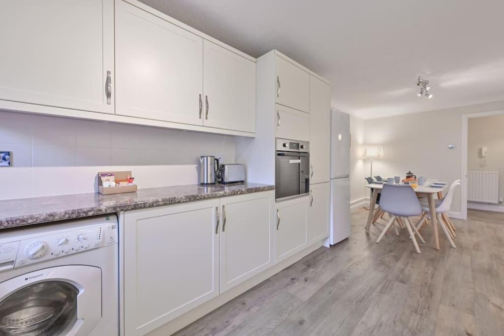 Spacious Sandbanks Apartment Near Beach And Bars With Free Parking Poole Bagian luar foto
