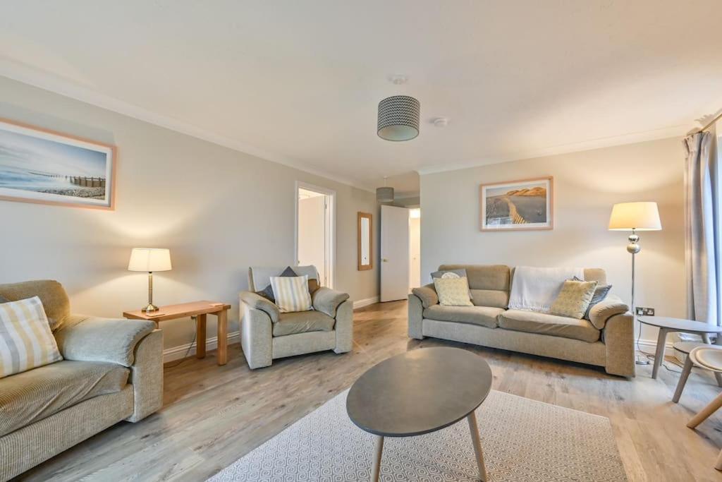 Spacious Sandbanks Apartment Near Beach And Bars With Free Parking Poole Bagian luar foto