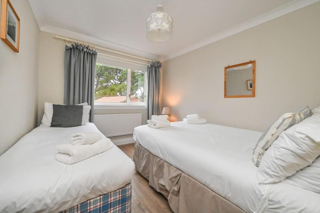 Spacious Sandbanks Apartment Near Beach And Bars With Free Parking Poole Bagian luar foto