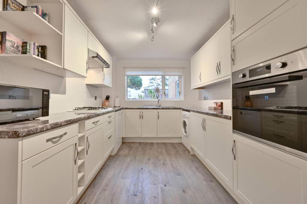 Spacious Sandbanks Apartment Near Beach And Bars With Free Parking Poole Bagian luar foto