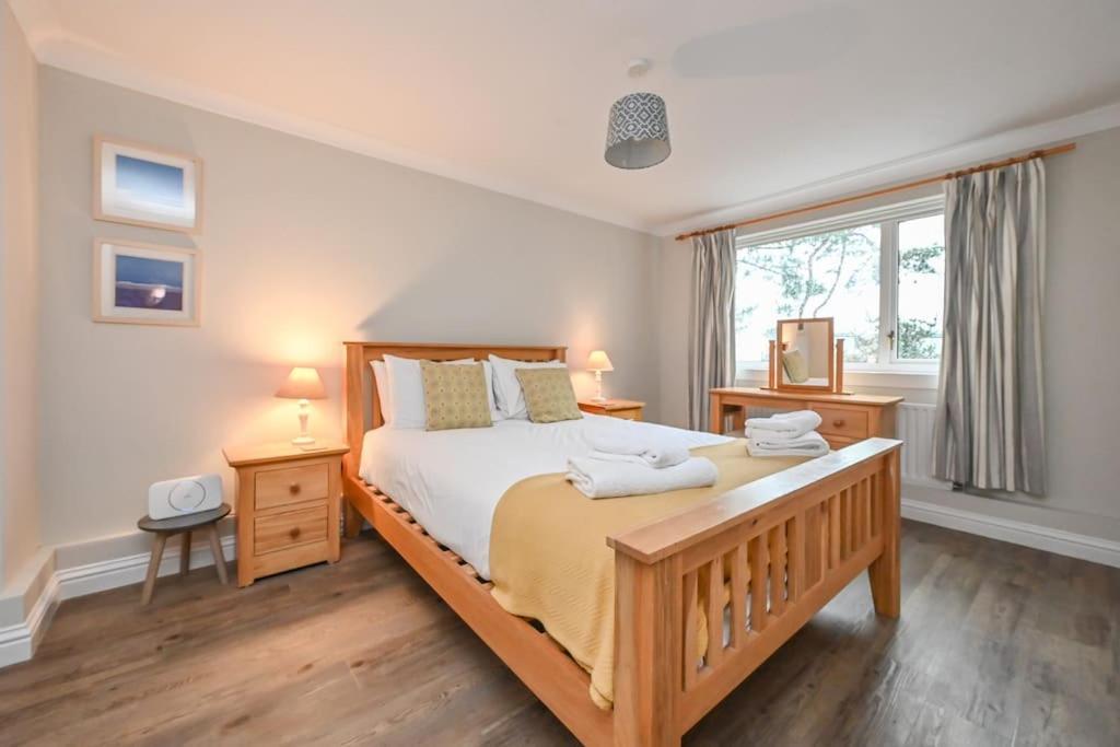 Spacious Sandbanks Apartment Near Beach And Bars With Free Parking Poole Bagian luar foto